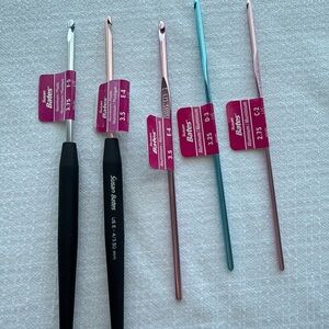 Susan Bates Aluminum Crochet Hooks - Black and Pink 3.75 3.5 3.25 2.75 (set of 5